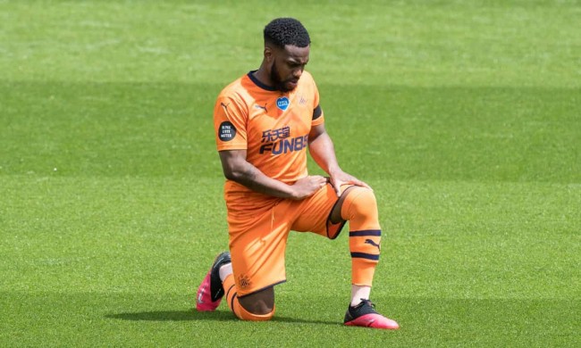 丹尼·羅斯在比賽前單膝下跪抗議種族歧視