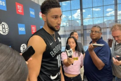 西蒙斯複出4分鍾6助攻 全場5投5中得到10分8籃板11助攻0失誤打出完美複出秀