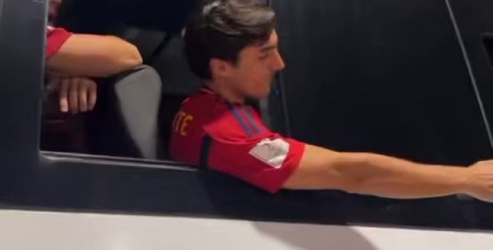 摩洛哥球迷向西班牙球迷指著機場的路往哪走