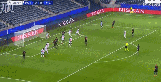 69分鍾，波爾圖門前混戰