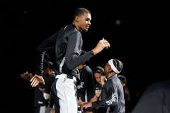 文班亞馬搶斷後上演單臂暴扣 展現超強個人身體天賦