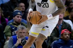 約翰科林斯本賽季表現 場均得到15.1分8.5籃板