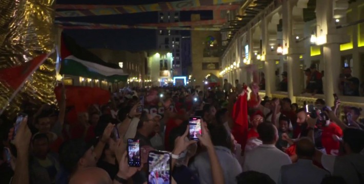 在擊敗西班牙曆史性闖入世界杯八強後 摩洛哥人陷入瘋狂