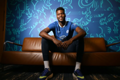 切爾西新援巴迪亞希勒個人簡介 1.94m左腳中後衛 擅長空中對抗