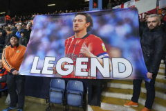 紐卡斯爾在盧頓主場為洛克耶獻上祝福 球迷在球場上拉開橫幅和高舉球衣