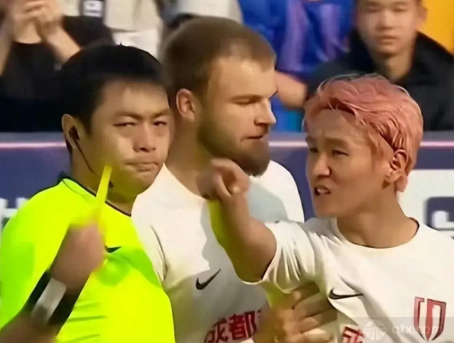 韋世豪遭主裁黃牌警告