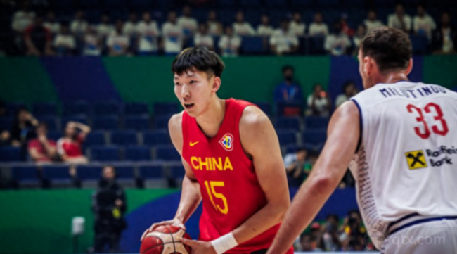 中國男籃隊員周琦