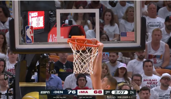 掘金球員尼古拉-約基奇維修籃筐