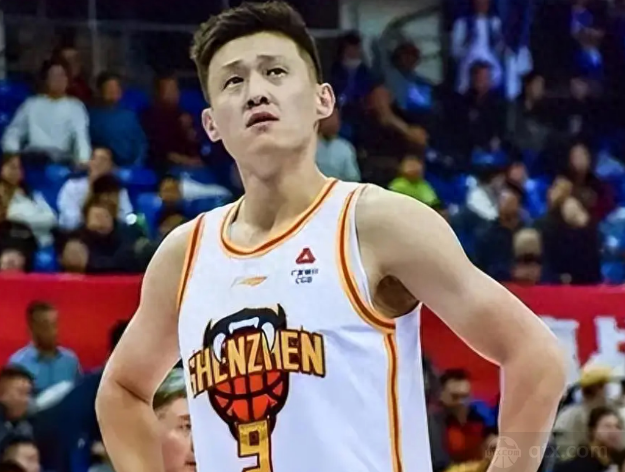 深圳男籃球員周鵬或將兼任主教練職位