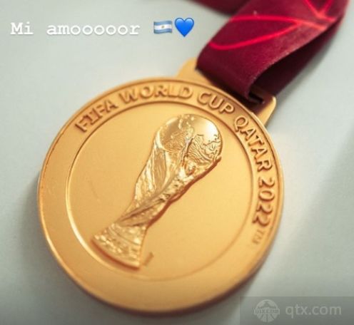 迪巴拉曬世界杯金牌