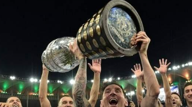 梅西舉起美洲杯冠軍