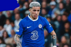 球迷不滿切爾西多次輸球海報放恩佐照片 可以放庫庫雷利亞或哈弗茨