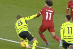 厄德高禁區故意手球引發爭議 阿森納奪得聖誕冠軍