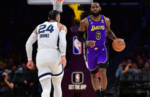 灰熊球員狄龍-布魯克斯由於對湖人球員勒布朗-詹姆斯惡意犯規