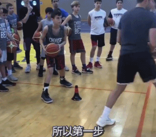 原地轉身過人
