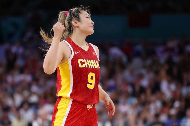 中國女籃球員李夢帶妝出戰奧運會